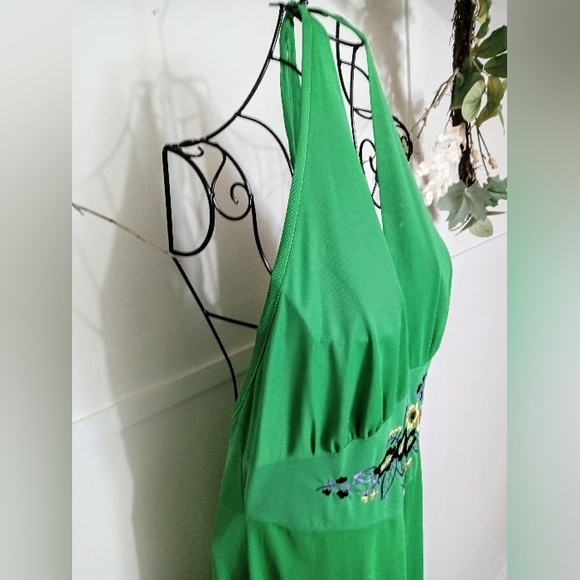 American Vintage :: 70's Queens Way to Fashion Green Halter Embroidered Dress - Picture 7 of 13